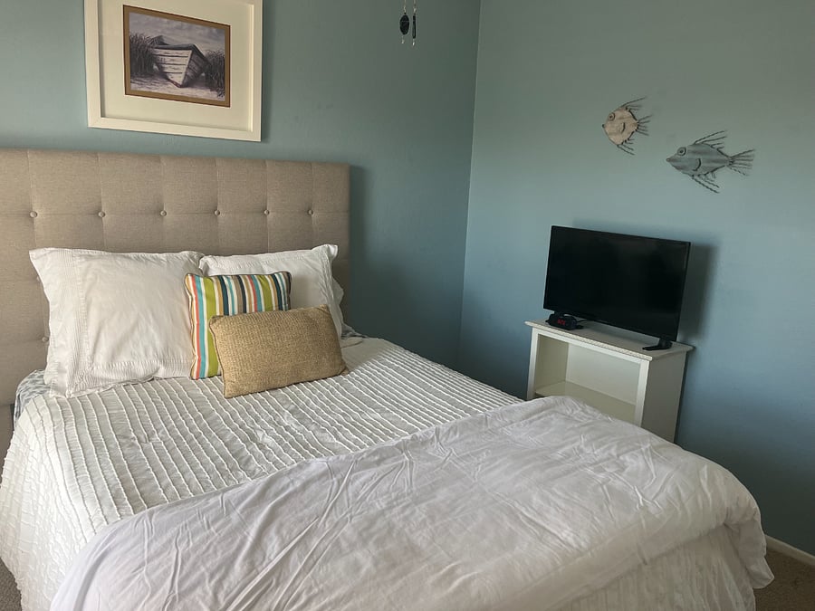 Hall bedroom, queen.