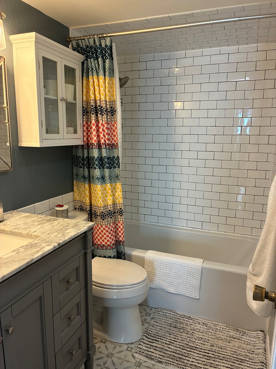 Main bathroom on the first floor