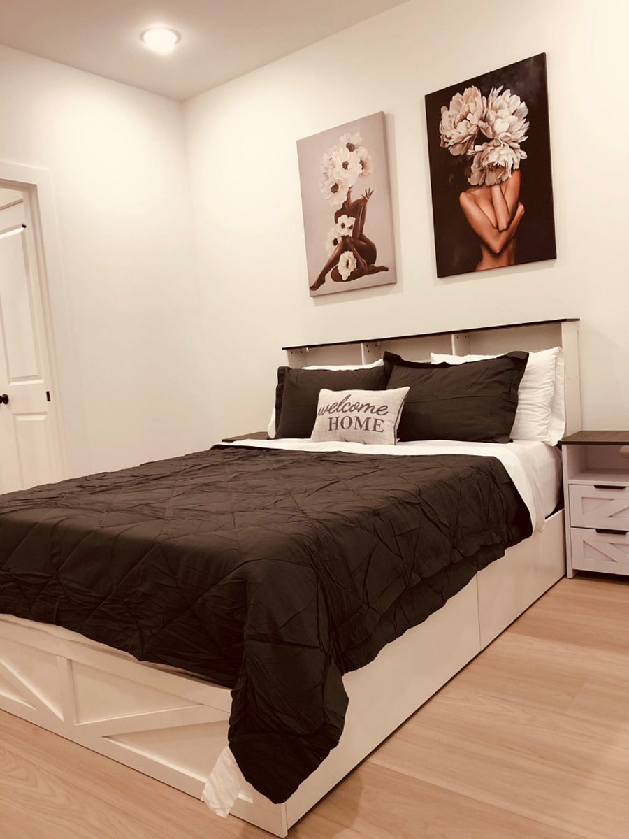 Master bedroom downstairs Queen