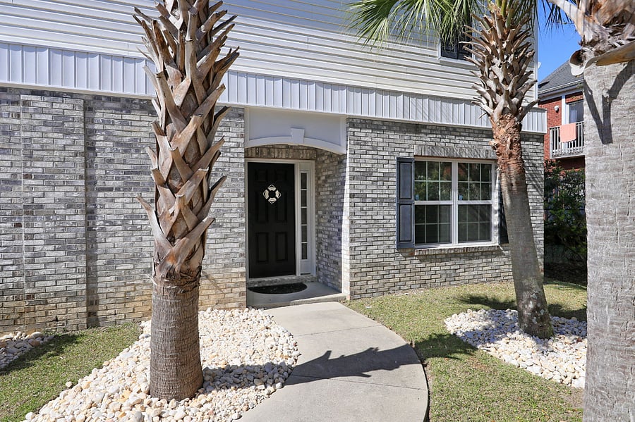 Private entrance and tropical vibe!