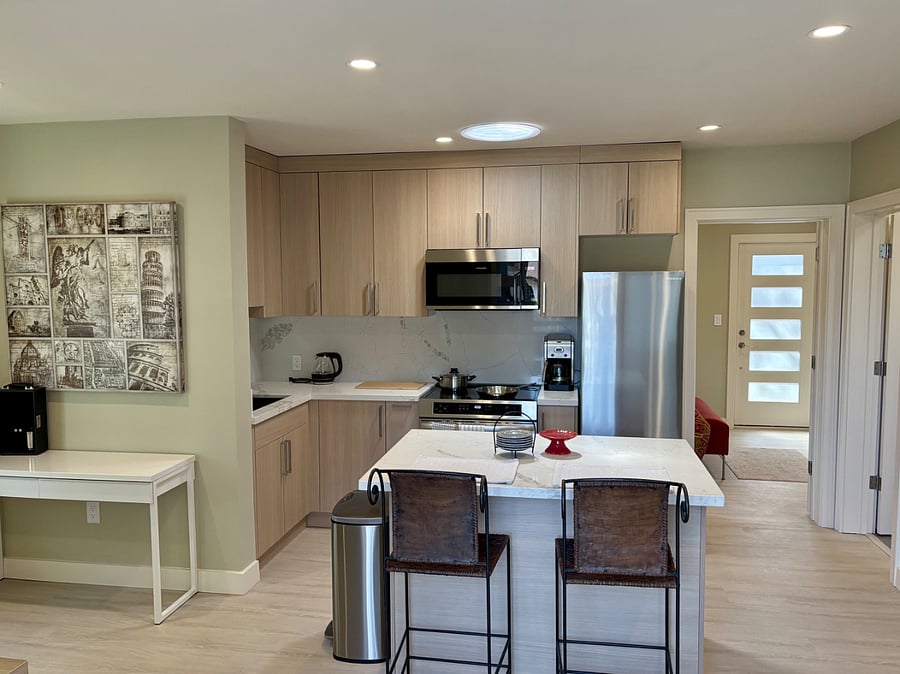 Breakfast bar and kitchen