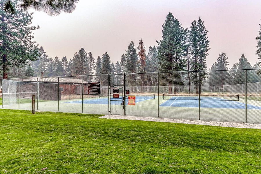 Pickleball and tennis courts; front desk can provide rackets/balls. 