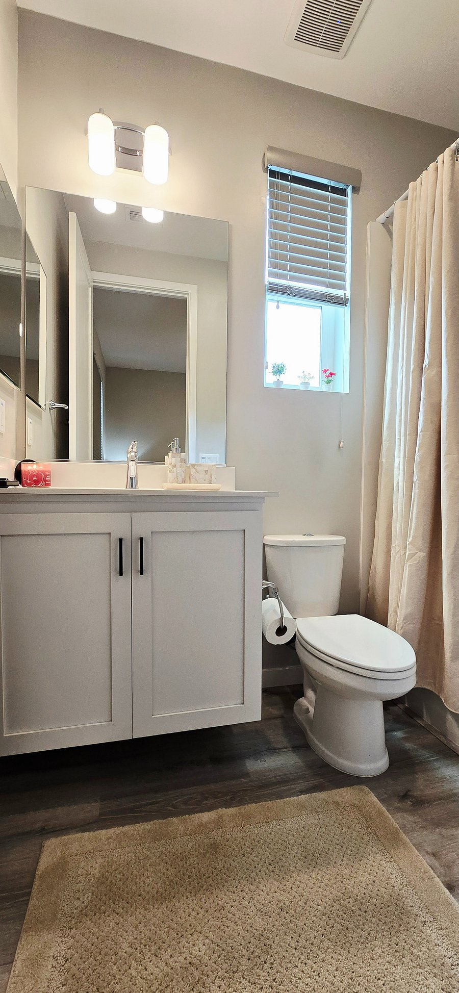 Adjoining guest bath