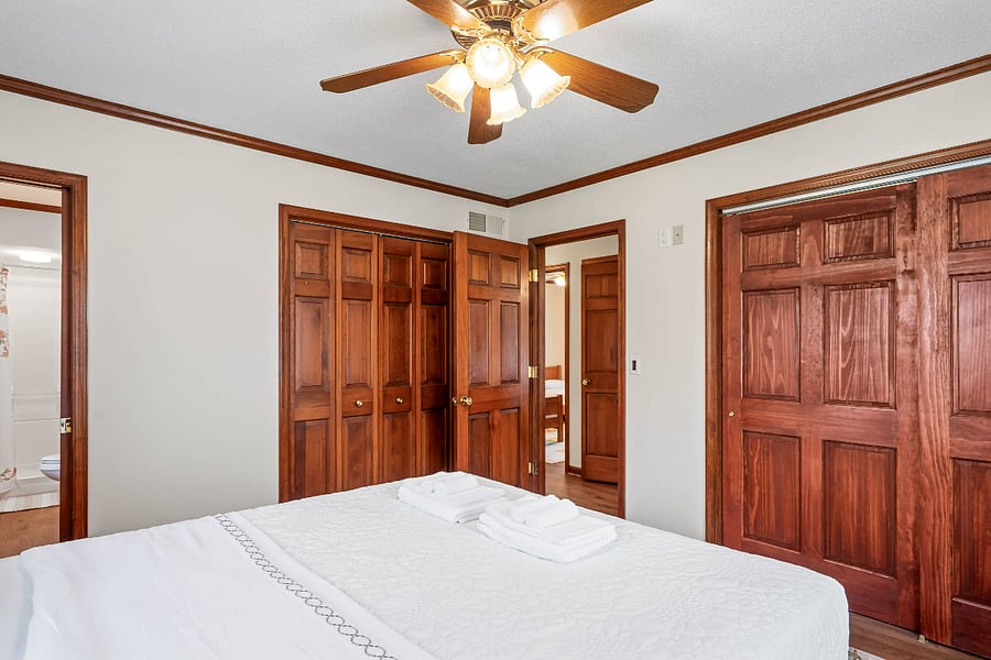 2 closets (1 of them walk-in) in Master Bedroom