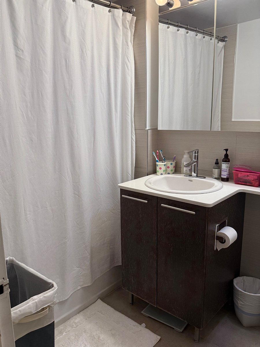 Secondary Full Bathroom