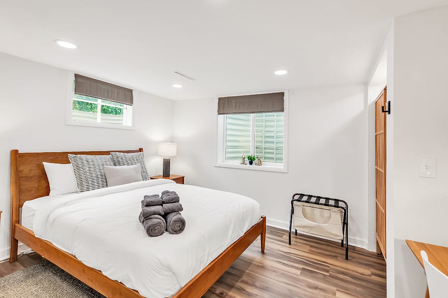 +Queen bed
+Full closet
+Egress window
+Blackout honeycomb shades