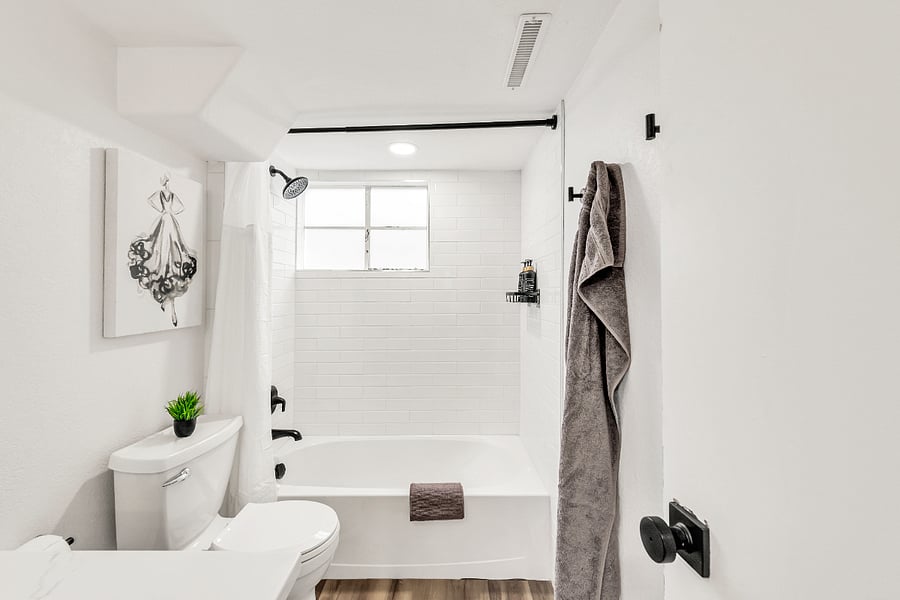 +Bathroom with tub and shower
+Single vanity
+Towel and robe hooks