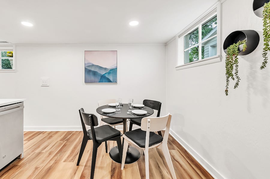+Dining area seats 4