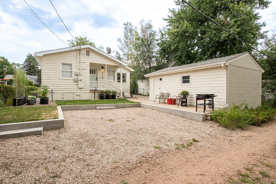 +1 bed/1 bath basement unit
+Shared backyard
+2 parking spaces