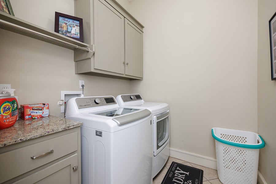 Full size washer/dryer in unit.