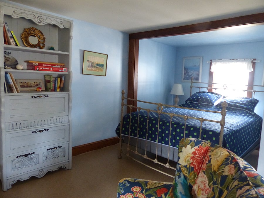 Queen bed in Bedroom 2