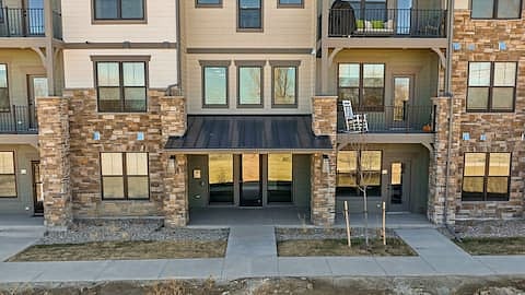 Main entrance on the North side of the building. Elevator & stairs lead directly to unit front door.