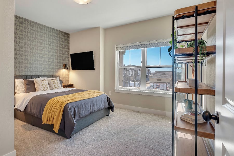 Guest suite with queen bed (under-bed storage--hydraulic lift). 50" Samsung Smart TV. dimmable bedside sconces w/convenient switch. Hangers/laundry bin/storage baskets. Full-length mirror w/coat rack and shelf. Room-darkening blinds. Large bookshelf.
