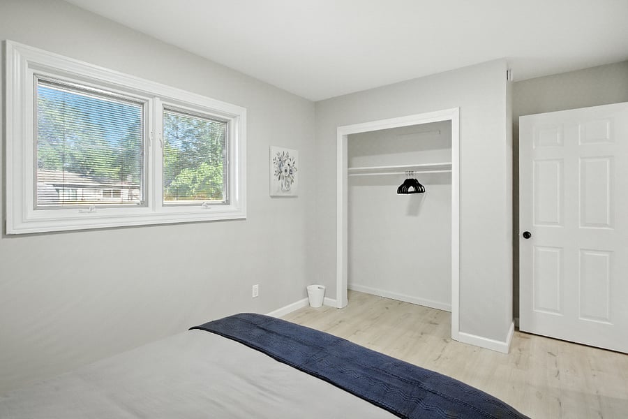 Bedroom 2: Queen size bed