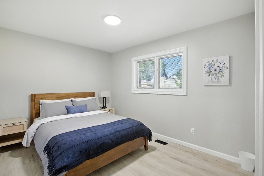 Bedroom 2: Queen size bed