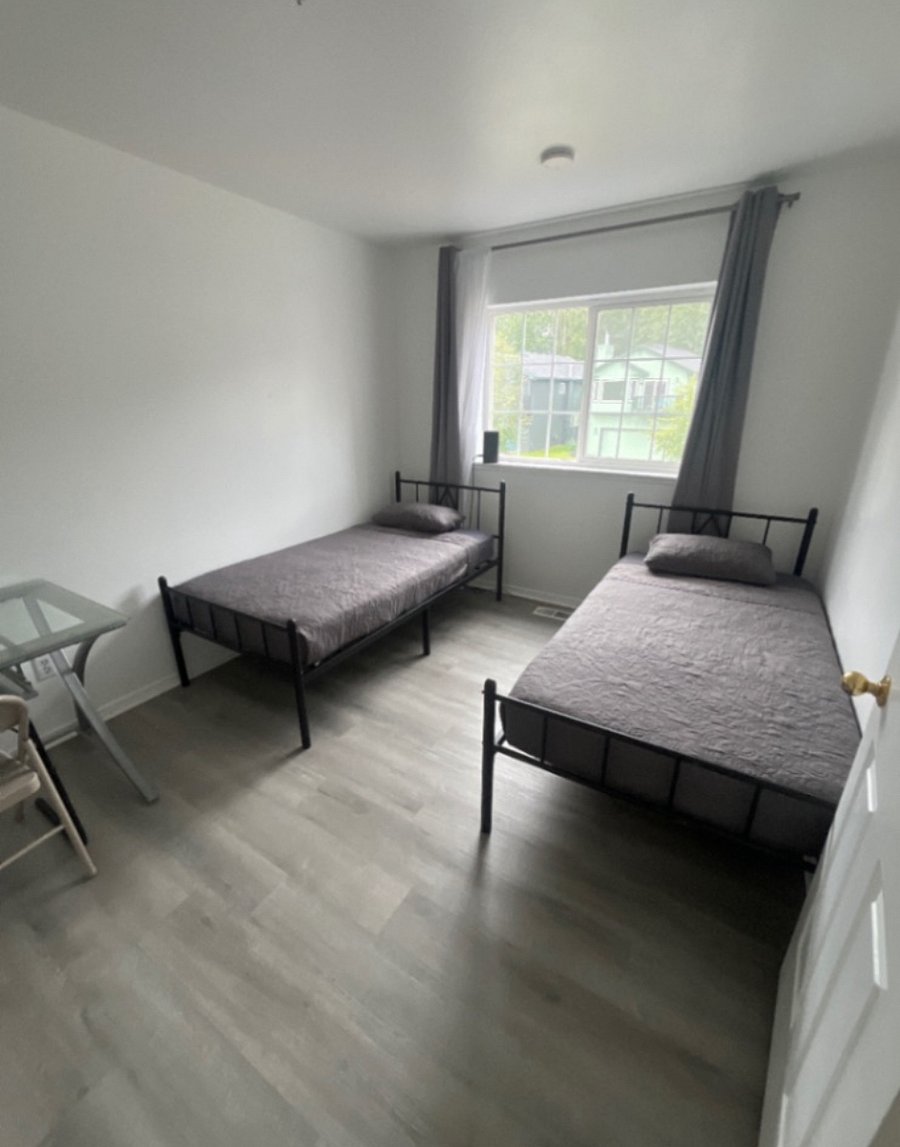 2nd bedroom with 2 twin beds.