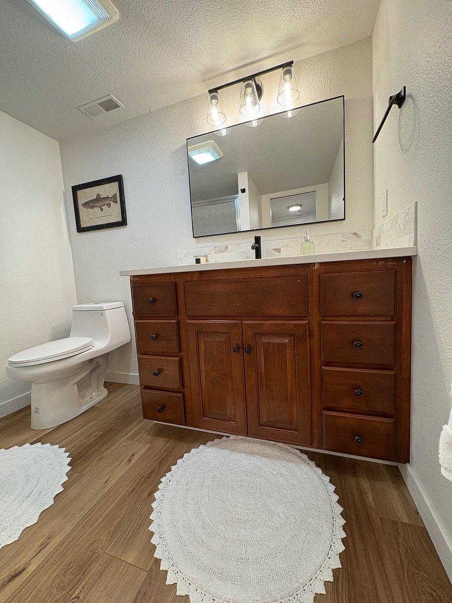 Large Bathroom. Great storage.