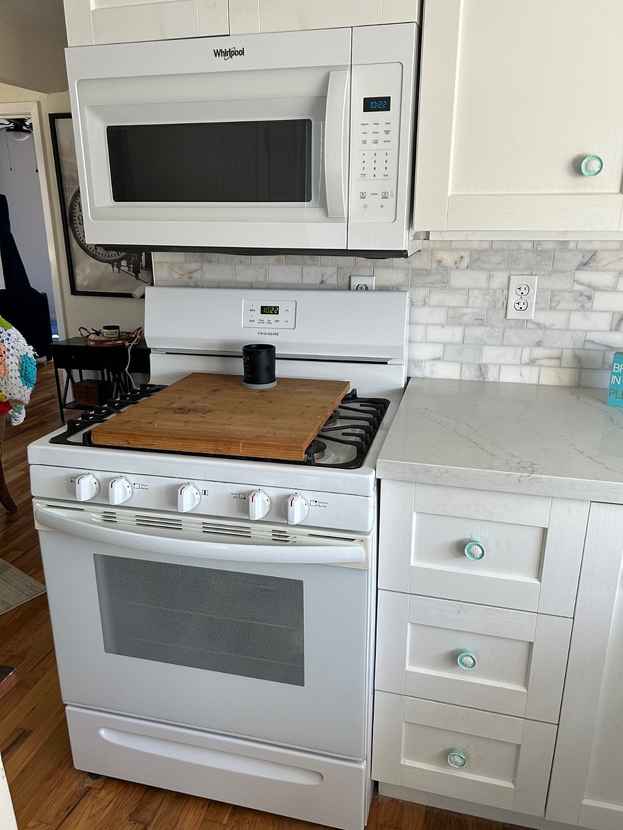 Gas oven/ stovetop and built in microwave