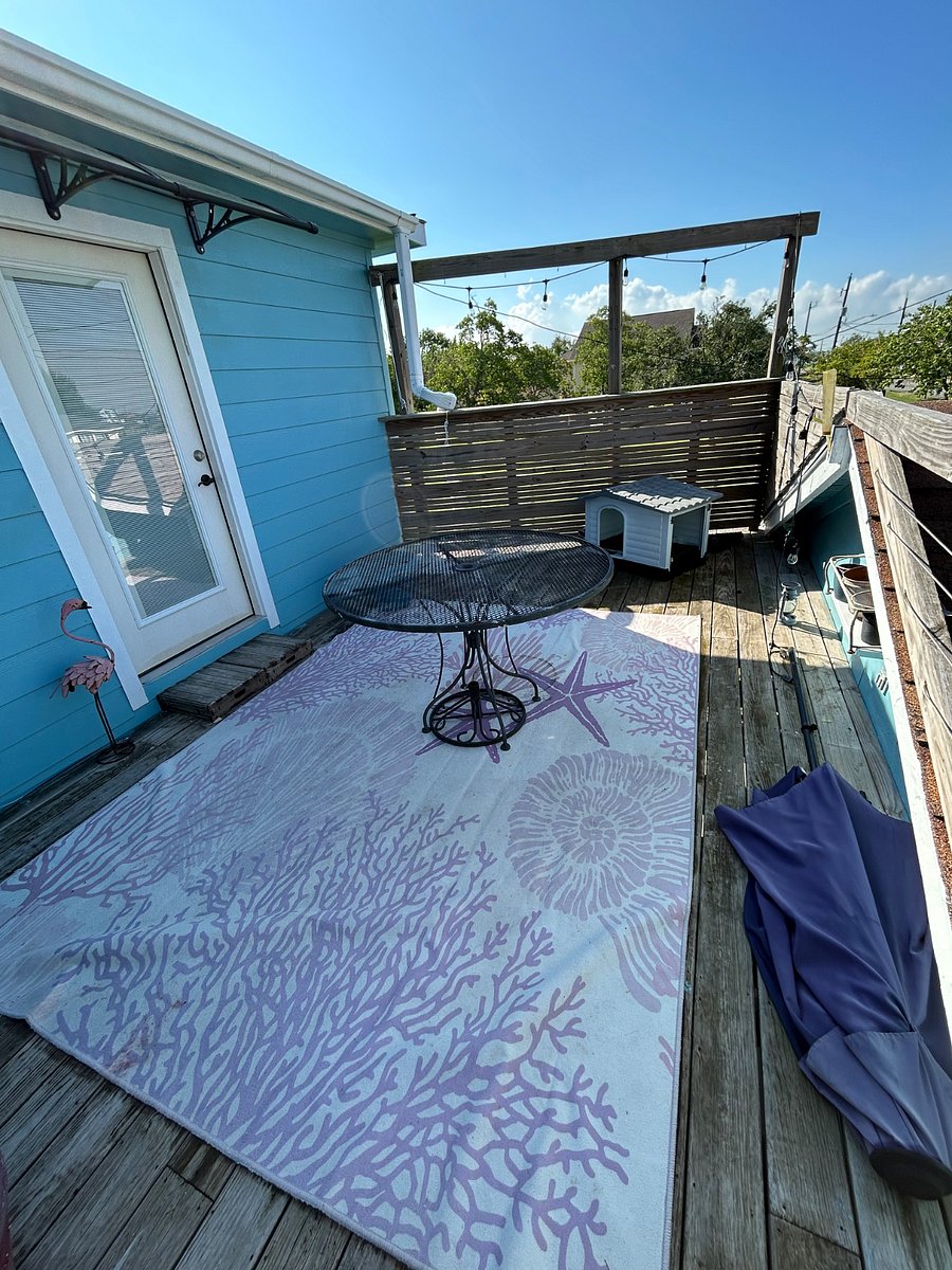 Front entry with deck