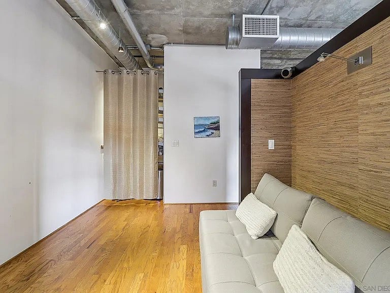 Secondary bedroom with closet