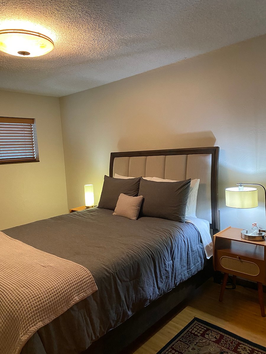 Queen size bed with all cotton sheeting and comforter