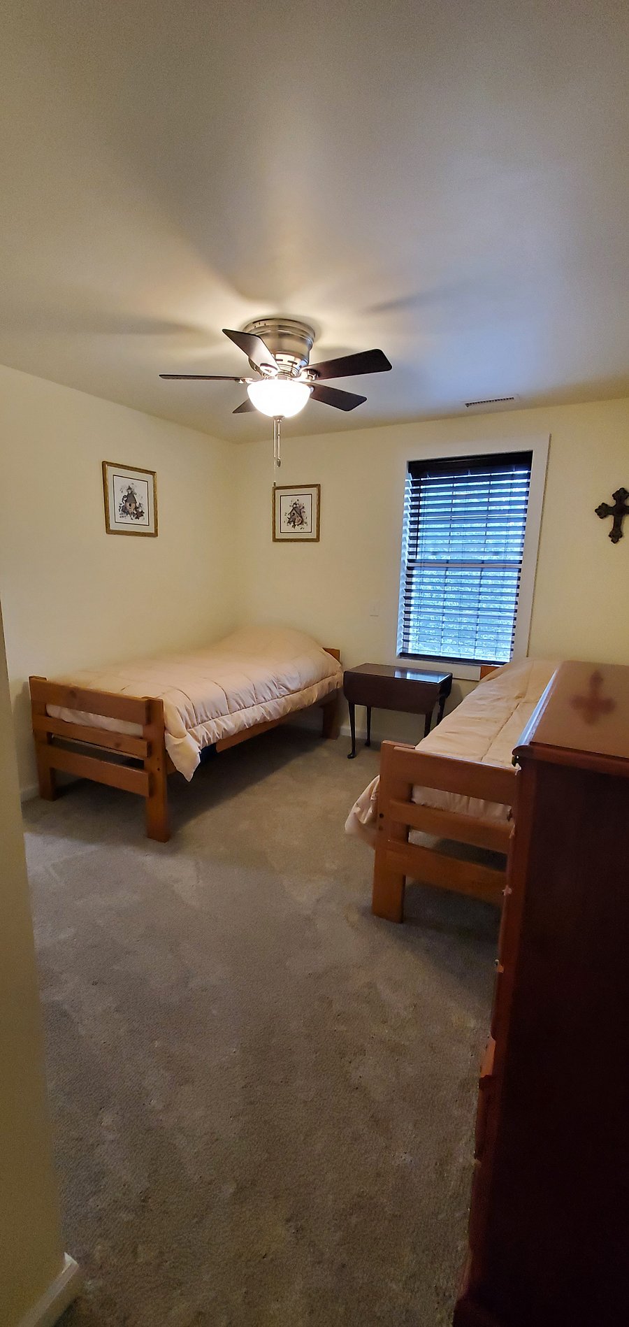2nd Bedroom - 2 twin beds