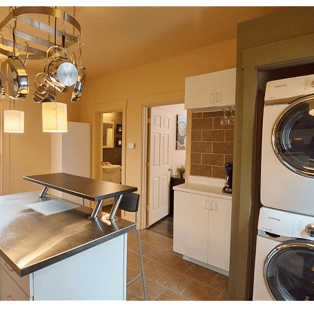 Washer/Dryer - Big Kitchen - Coffee Bar - Walk-in shower
