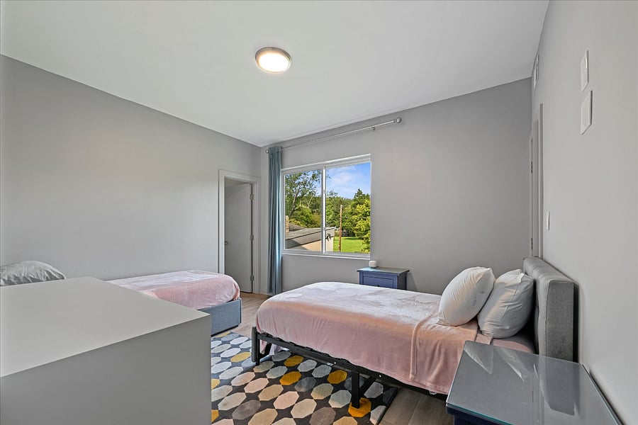 bedroom 4 with 2 twin beds