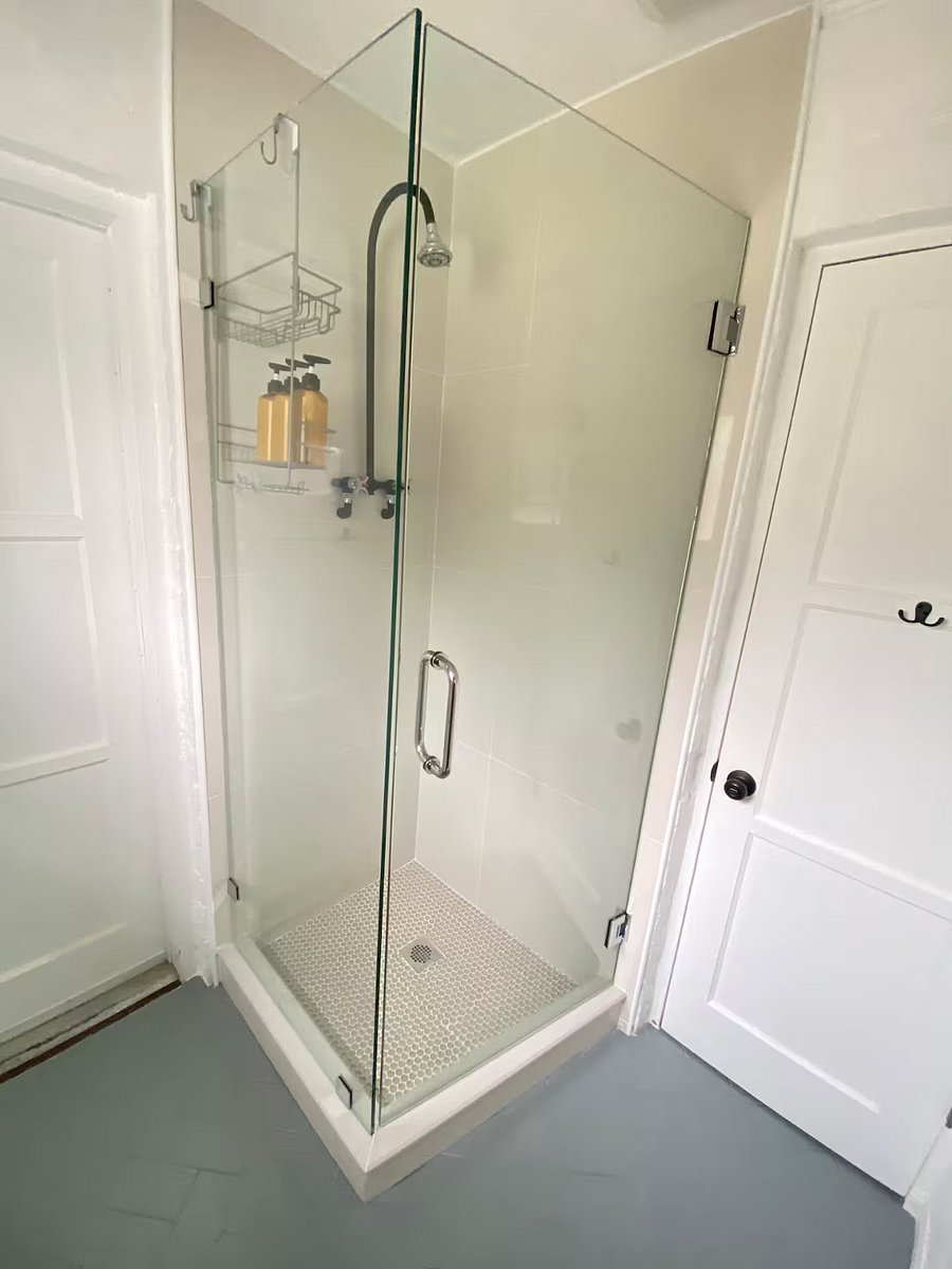 Petite shower stall