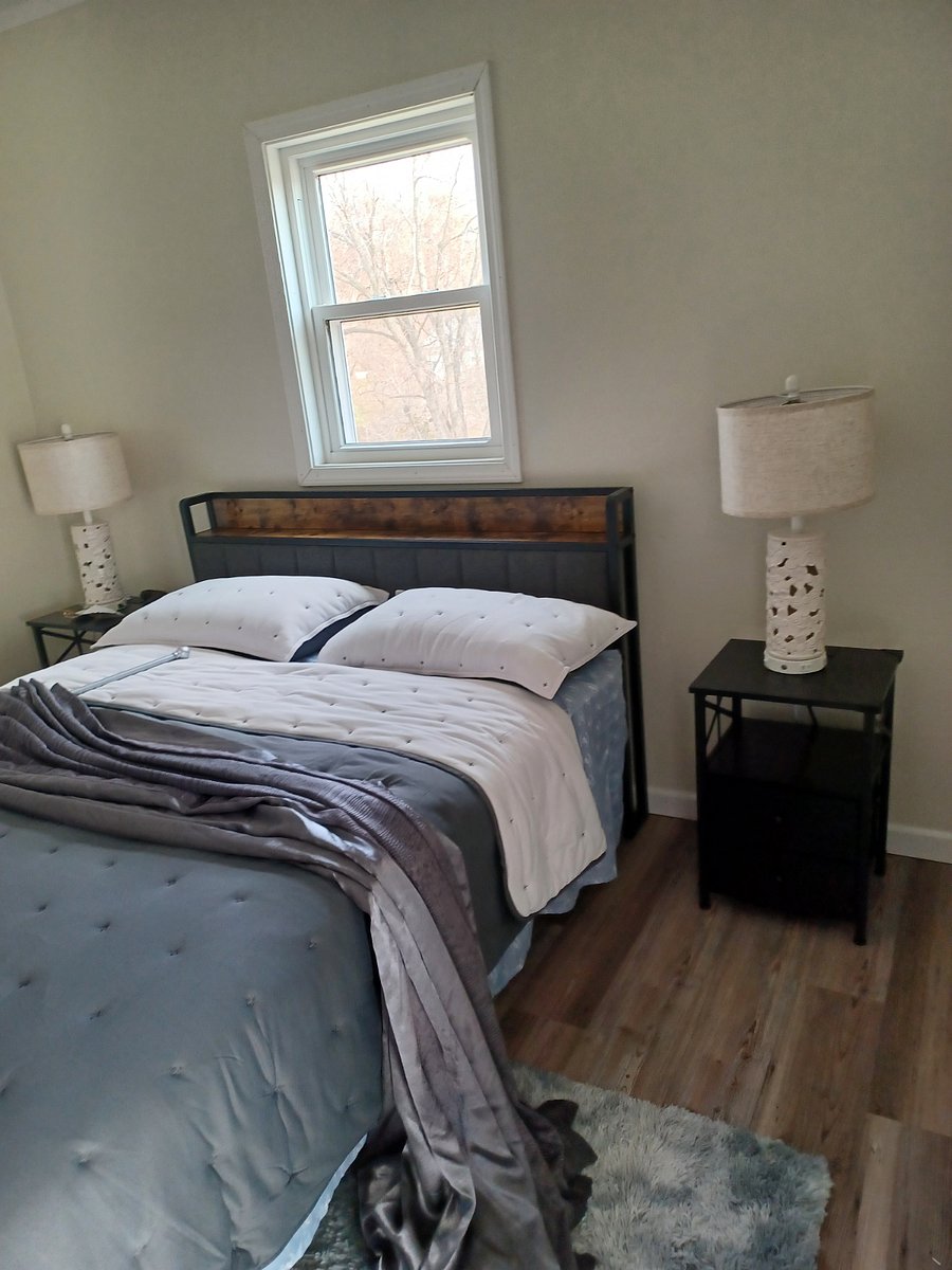 Bedroom w/small closet
