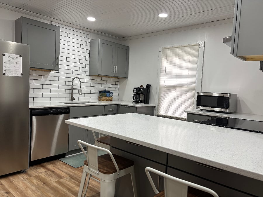Kitchen peninsula with quartz countertops