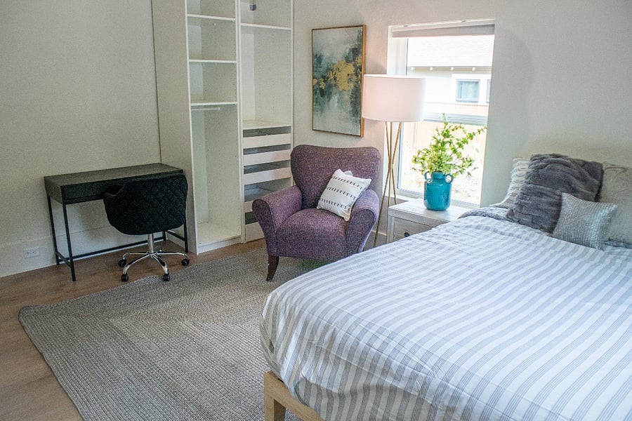 Queen size bed. Drawer closet, table and chair: Large room