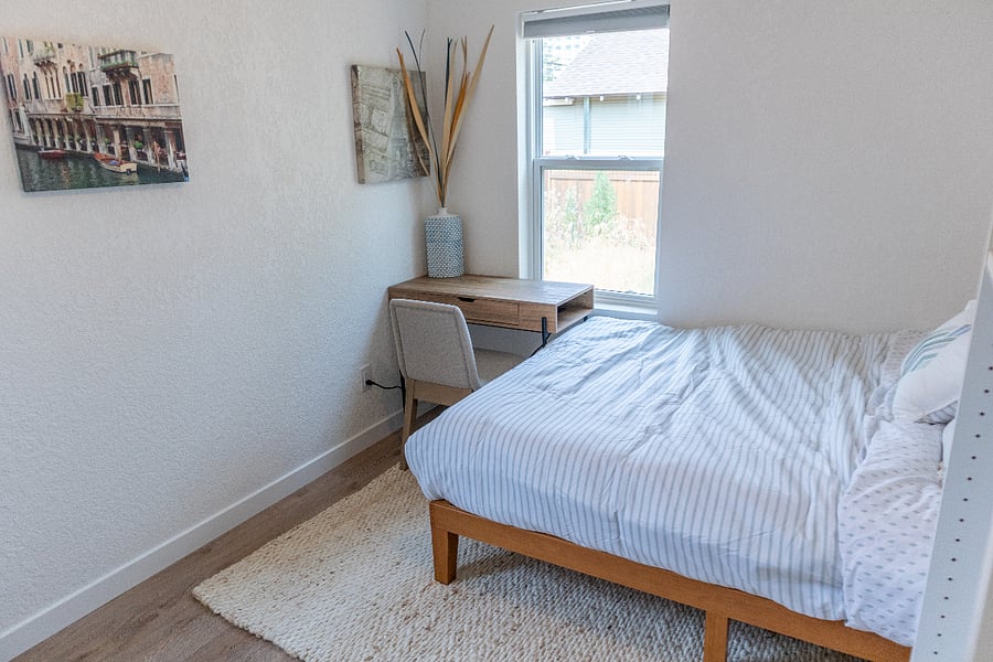 Full bed and water-proof matress cover