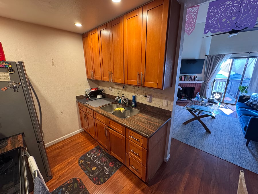 Kitchen, w/Electric Stove.
-Cutlery, Pans, Cups provided.