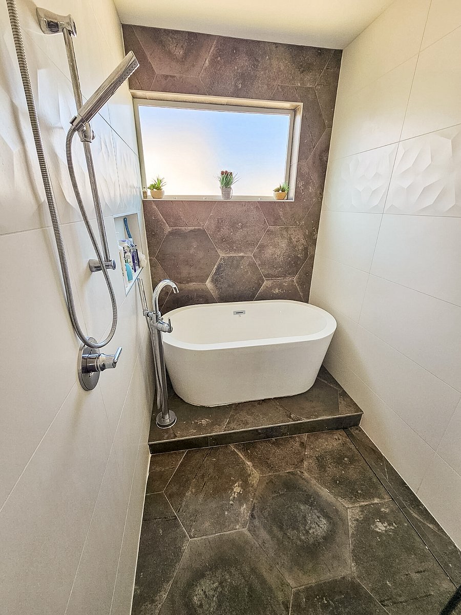 Large shower area with soaking tub