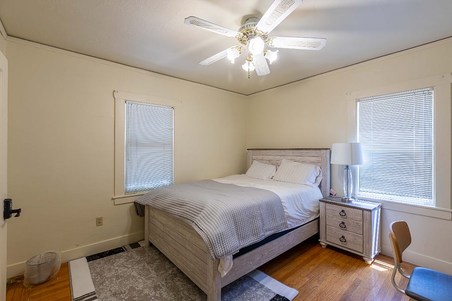 Room with 2 windows