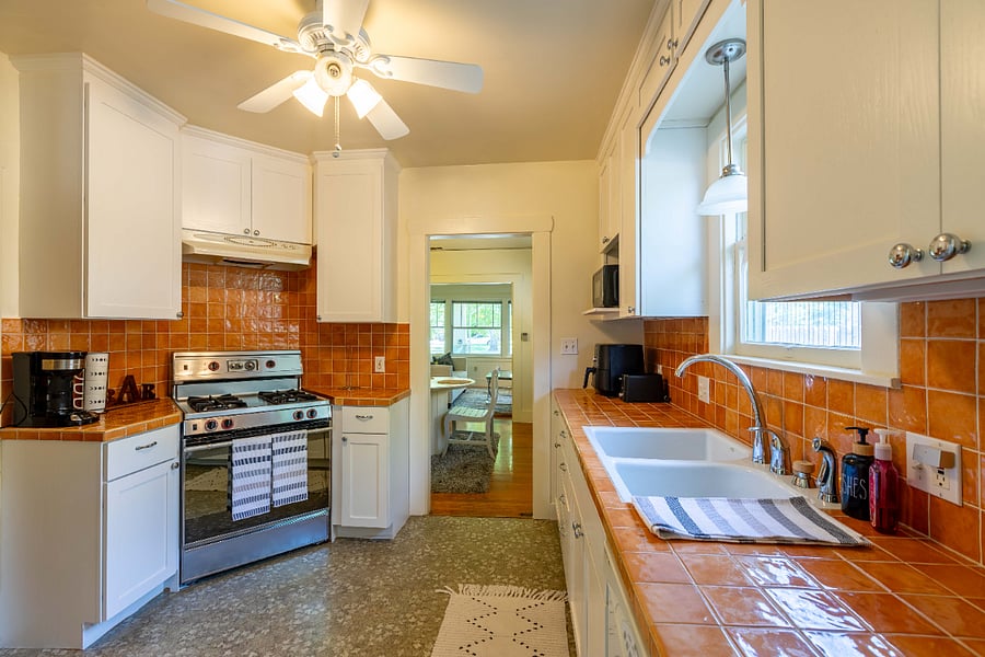 Full kitchen with oven , fridge: shared