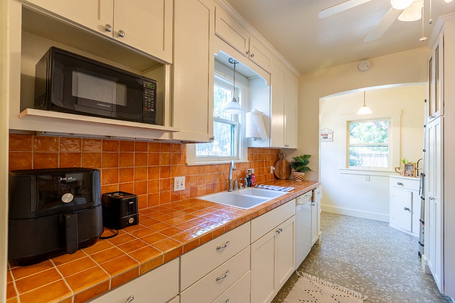 Kitchen sink & Dishwasher: shared