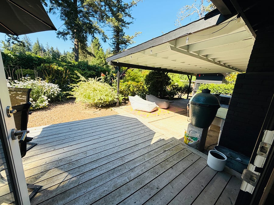 Upper back patio with table and seating for 4, through French doors in reading room/bedroom 3