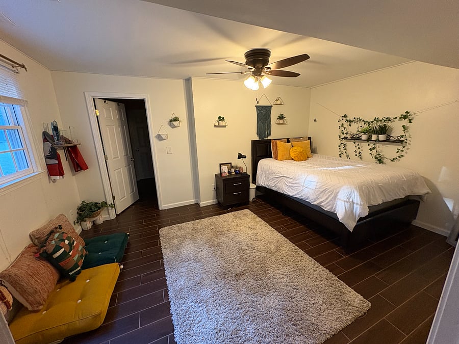 Bedroom w/ walk-in closet