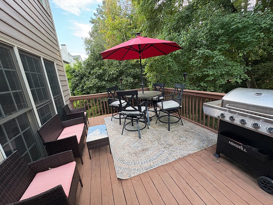 Furnished deck w/ grill
