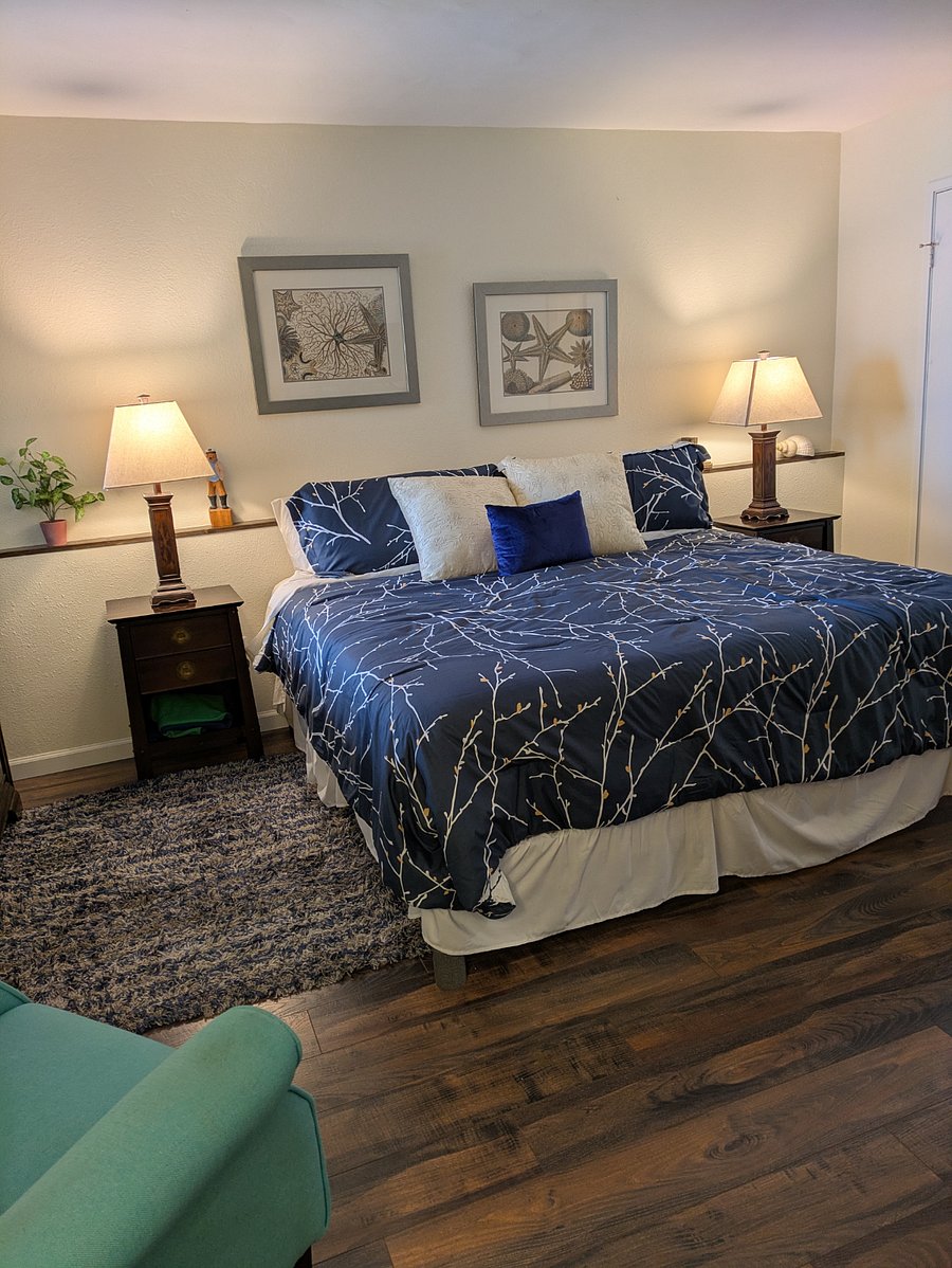 King bedroom with Walk-in closet and attached bath with tub shower