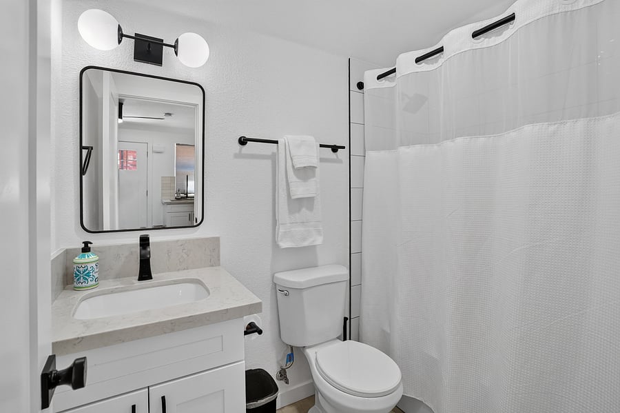 Beautiful full Bathroom with bathtub