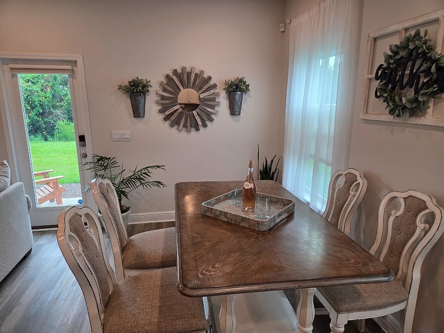 dining, seats 6 (with bar stools)