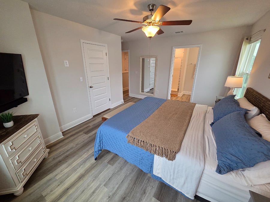 Master bedroom / Closet / Bathroom
