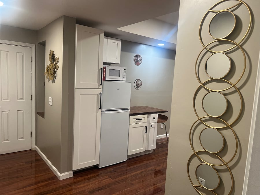 Kitchenette equipped with toaster, grill, coffee maker, microwave, plates, glasses, bowls etc