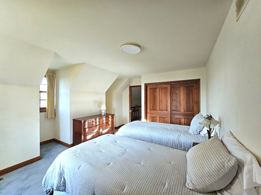 Room 4 has 2 twin beds