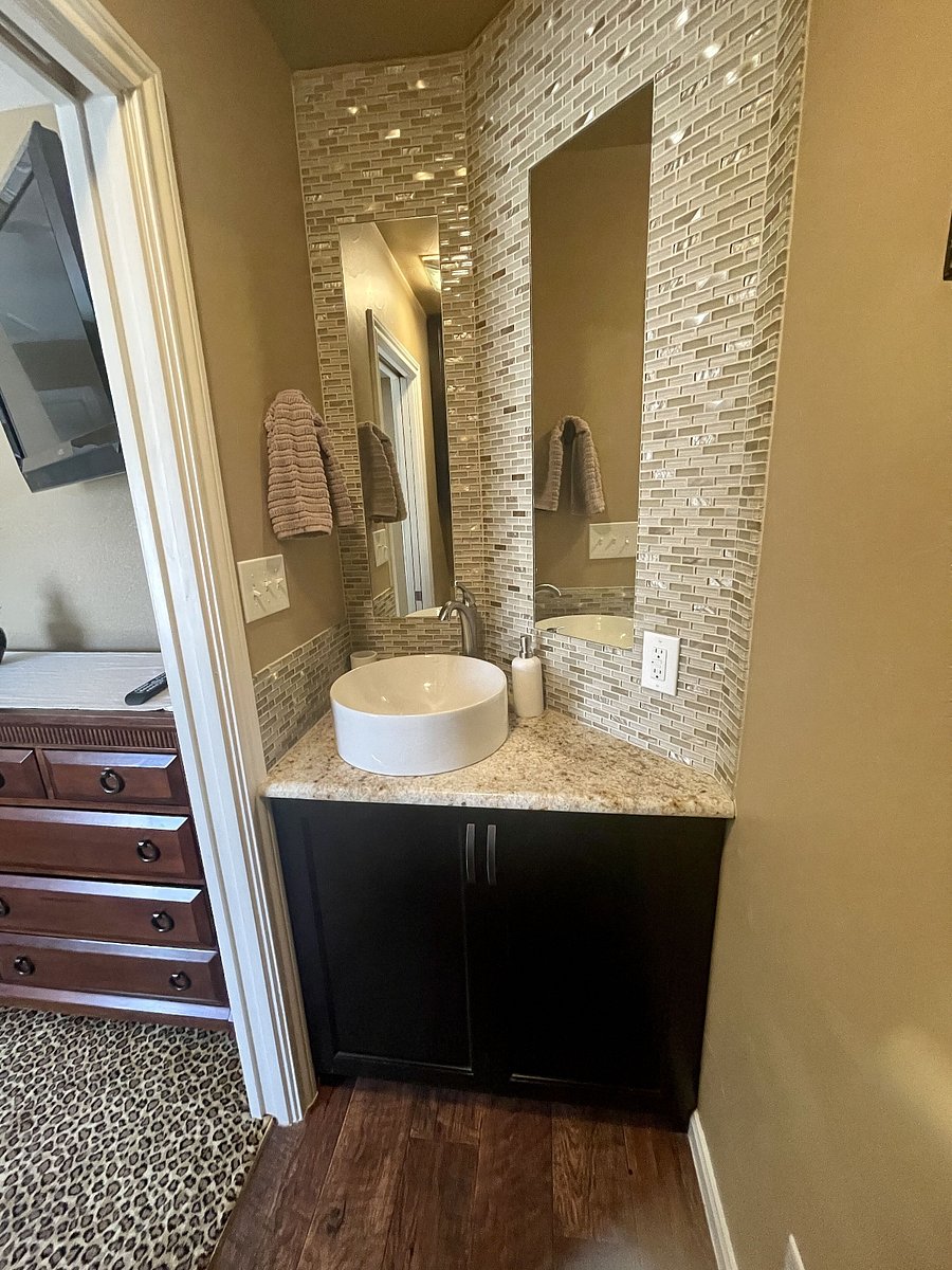 Upstairs 1/2 bath