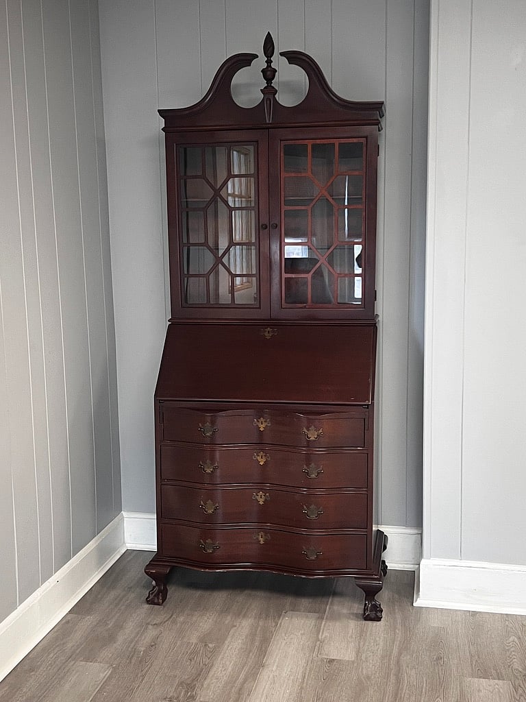 This cabinet is a desk