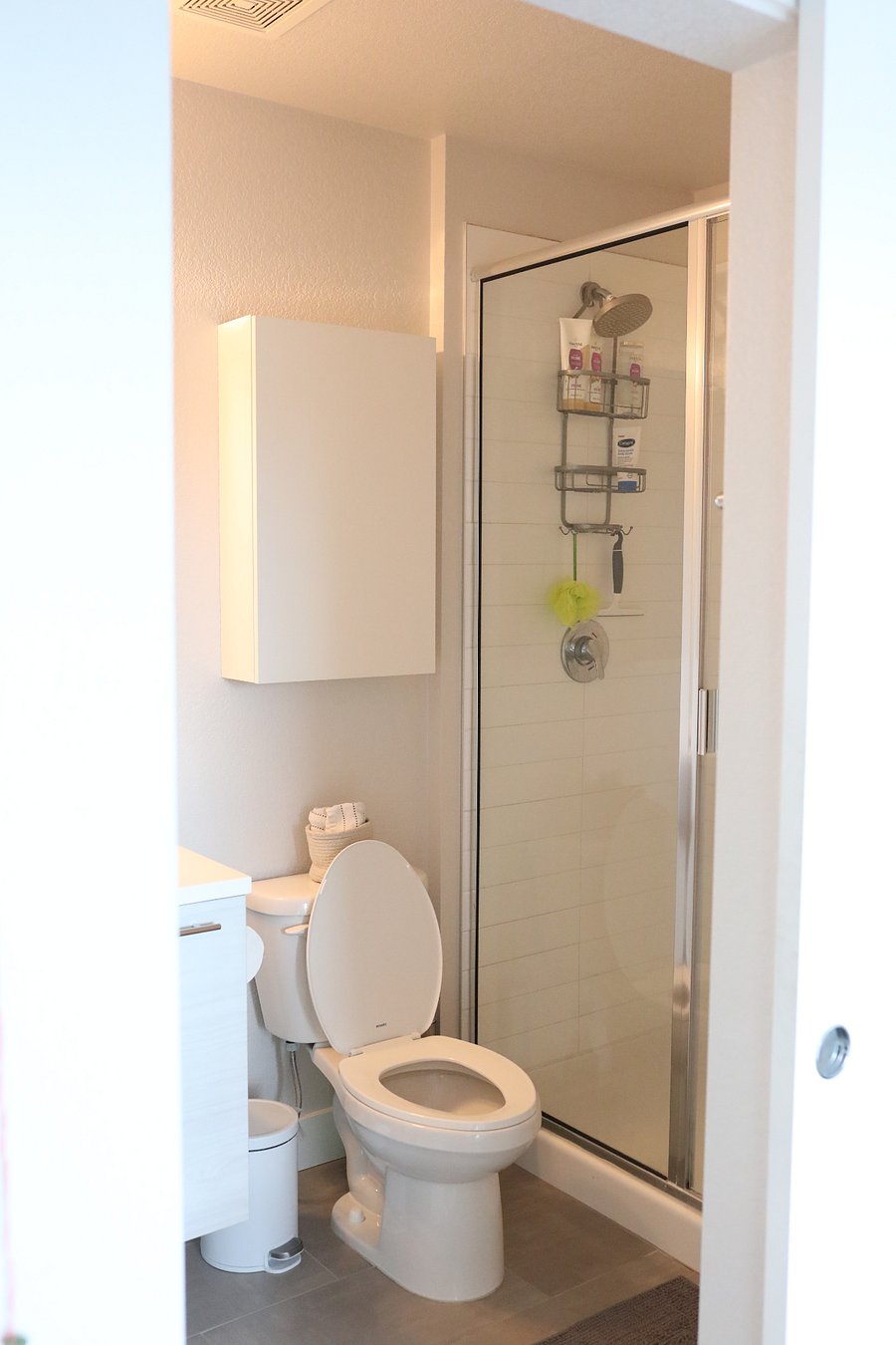 En-suite bathroom w/ walk-in shower